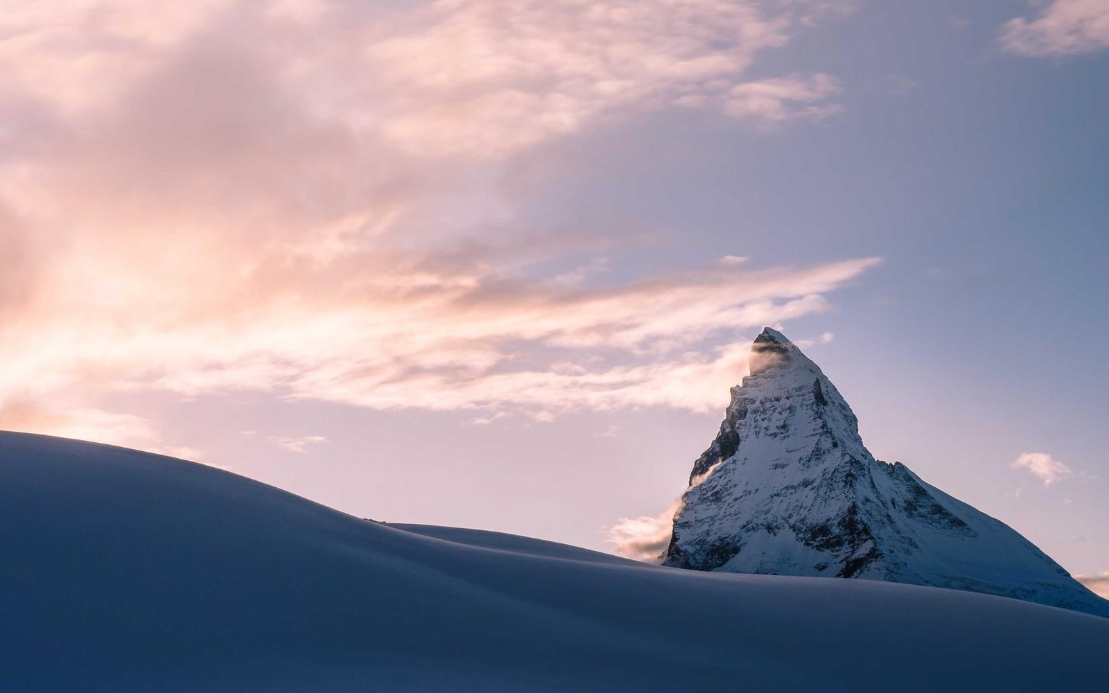 Pico nevado al atardecer